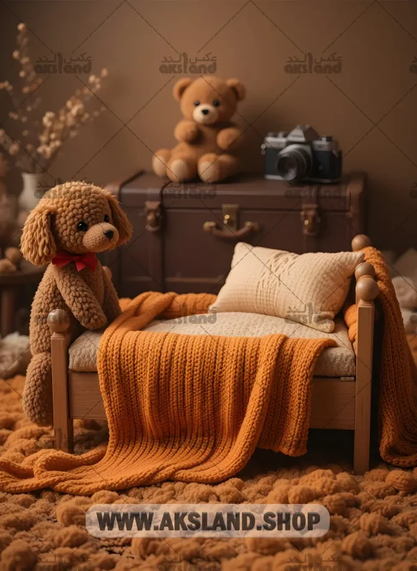 بک‌ گراند عکاسی نوزاد با طراحی تخت چوبی، عروسک خرسی و پتوی نارنجی برای آتلیه کودک