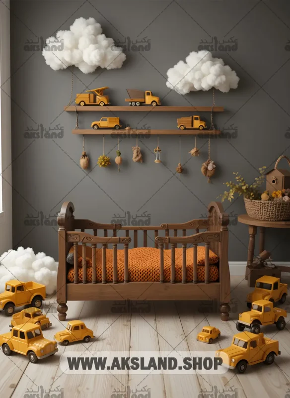 بک‌ گراند عکاسی نوزاد پسرانه با طراحی تخت چوبی، ماشین‌های اسباب‌ بازی و ابر های دکوراتیو برای آتلیه کودک